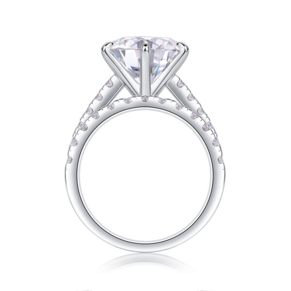 Arrange Large Diamond Rings Luxuriously And Fashionably Set With Moissanite Silver Rings